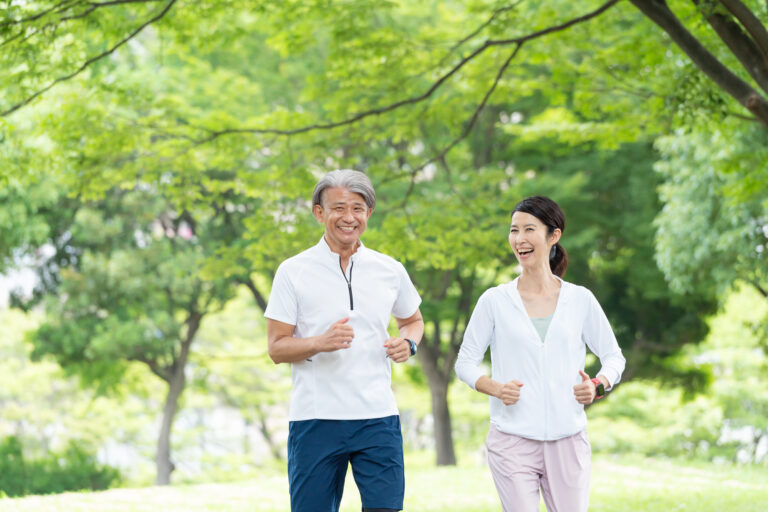 歩く老夫婦